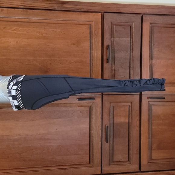 Lululemon - Picture 2 of 8